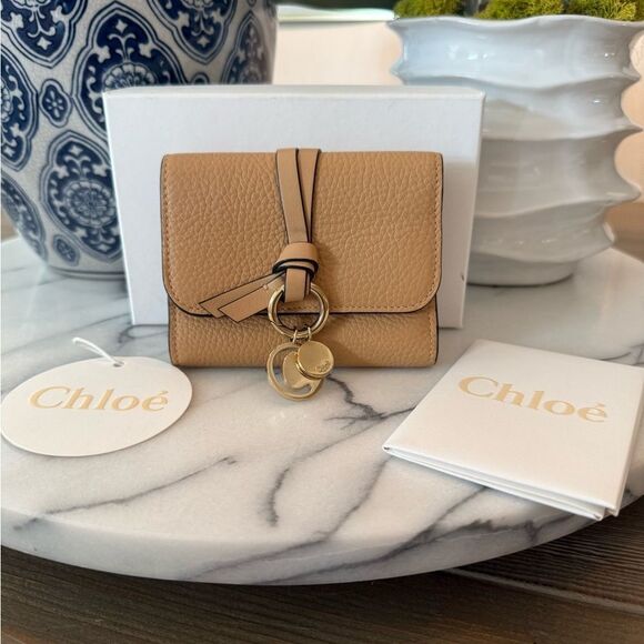 Chloe SMALL ALPHABET TRI-FOLD IN GRAINED
LEATHER - Picture 1 of 9